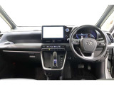 必要な装備を使いやすい位置に配置した機能的な運転席まわり。操作感や車両感覚など、ぜひ運転席に座って確かめてください。
