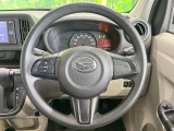 インテリアに合わせたデザインのステアリングは、運転される方のことも考え、運転しやすい形状、大きさです。是非一度、実際に触ってお確かめください。
