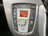 【オートエアコン】一度お好みの温度に設定すれば、車内の温度を検知し風量や温度を自動で調整。暑い&hellip;寒い&hellip;と何度もスイッチ操作をする必要はありません。快適な車内空間には必須の機能ですね♪