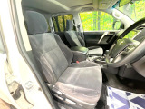 運転席まわりには十分なスペースがあり、大柄な方でもゆったり運転していただける環境です。
