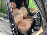 【ハーフレザーシート】高級感と座り心地を両立した人気のシート♪背面・座面のファブリック素材は、通気性の良さや滑りにくさに優れています。気温や服装に左右されず快適にお乗りいただけます。