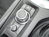 マツダコネクトを操作するコマンダーコントロールです。運転中に自然と手の触れる位置に配置されています。