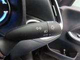 スイッチをオートに設定しておけば、車外の明るさに応じて自動的にヘッドランプを点灯・消灯します。夕暮れ時やトンネルの続く山道などを走行する時に便利なコンライトを装備しています。