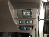 【両側電動スライドドア】リモコンや運転席のスイッチ操作のほか、ドアハンドルを少し引くだけでリアドアが自動開閉します♪