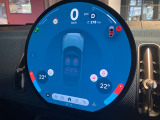 MINIのメーターパネルは円をコンセプトにデザインされております。おしゃれで愛嬌のあるMINI独自のデザインに惹かれる方は数多くいらっしゃいます。