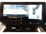 パノラミックビューモニター付きです。車両を上から見たような映像をディスプレイ画面上に表示。運転席からの目視だけでは見にくい、車両周辺の状況をリアルタイムでしっかり確認できます。
