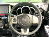 インテリアに合わせたデザインのステアリングは、運転される方のことも考え、運転しやすい形状、大きさです。是非一度、実際に触ってお確かめください。