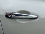 メッキのドアハンドルで見栄えも大変良いです。