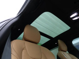【パノラマルーフ】前後2枚のガラスルーフで室内全体が明るい空間に!フロントセクションはスライド機能があり外気を取り込むことも可能。さらに開放的なドライブを演出できます。