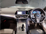 BMWの運転席はドライバーオリエンテッドという構造を採用。ドライバー目線の操作がしやすい設計になっており、ドライブ中にも目線の移動が少なく運転中にも簡単に操作ができます。