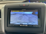 【バックカメラ】運転が苦手な方も車庫入れラクラクです!ギアをリバースに入れれば自動的に切り換わりますので、面倒な操作は不要です♪狭い駐車場もお車を傷つけず安心ですね!