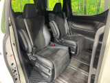 【オットマン付セカンドシート】足を延ばしてリラックスしたいときに便利なオットマン!ロングドライブや仮眠の際にもゆったり快適にお過ごしいただけます♪