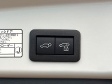 【パワーバックドア】スマートキーや運転席のボタンを押すだけでリアゲートが自動で開閉します!荷物を持っている時や、高い位置にあるバックドアを閉める際に便利な機能です♪