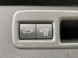 【パワーバックドア】スマートキーや運転席のボタンを押すだけでリアゲートが自動で開閉します!荷物を持っている時や、高い位置にあるバックドアを閉める際に便利な機能です♪