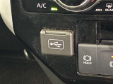 こちらのクルマはUSB接続コネクタも装備されています♪スマホの充電などにお使い下さい。ご旅行中での充電切れも、これなら心配いりませんね!