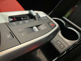 ドライバーを中心に考えた運転席の設定になっております。ナビゲーション/エアコンの操作も簡単に操作が可能です。是非、ご試乗で体感していただくことをおススメいたします。