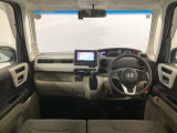 【前方視界】開放的な前方視界!運転がしやすく疲れにくいです♪窓が大きく、見通しがとっても良いおクルマですよ♪