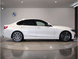 BMWでは重量配分にもこだわりがあり、FRモデルでは50:50とFFモデルでも60:40と前後の重量バランスにこだわり、軽快なハンドリングを実現しております。