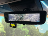 【デジタルインナーミラー】後席の大きな荷物や同乗者で後方が確認しづらい時でも安心!カメラが撮影した車両後方の映像をルームミラー内に表示。