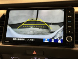 リバースギアに入れるだけで後方の表示へ切り替わります。夜間や雨の日の駐車も楽になりますよ。