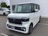 車幅いっぱいに伸びたフロントアクセサリLEDがボディーのワイド感を強調