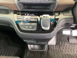 足元スッキリ、インパネシフトです。パーキングブレーキはフットブレーキタイプなので、運転席と助手席の間がスッキリしています。