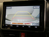 車庫入れや駐車で威力を発揮するのがバックモニター!ナビディスプレイに後ろの様子が映し出されるから安心です。