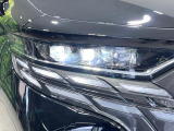 【LEDヘッドライト】悪天候や夜間走行時も良好な視界を確保し安心して運転できる高輝度LEDヘッドライトを装備!点灯速度が早く、消費電力も抑えられています。