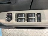 狭い駐車場で便利な電動格納ドアミラーが付いています。
