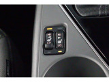 運転席・助手席のシートヒータースイッチです。