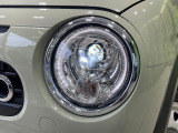 【LEDヘッドライト】悪天候や夜間走行時も良好な視界を確保し安心して運転できる高輝度LEDヘッドライトを装備!点灯速度が早く、消費電力も抑えられています。
