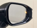 ウインカーミラーにはBSM(ブラインドスポットモニター)を搭載。隣を走る車両が死角に入るとLEDインジケーターを点灯。また、ウィンカーを出すとインジケーターも光って点滅!注意を促してくれます