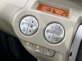 【オートエアコン】一度お好みの温度に設定すれば、車内の温度を検知し風量や温度を自動で調整。暑い&hellip;寒い&hellip;と何度もスイッチ操作をする必要はありません。快適な車内空間には必須の機能ですね♪