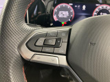 ◆クルーズコントロールにレーダーセンサーを組み合わせ、先行車を測定し設定されたスピードを上限に自動で加減速を行います。一定の車間距離を維持することで、長距離走行でのドライバーの疲労を低減させます。