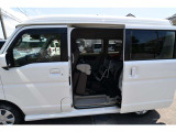 私たちは福祉車両の専門家です。数多くの実績から様々なアドバイスが得意です。詳しくは当社ホームページにて。「坂出自動車」で検索して下さい。※車いすは見本です。