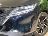 【LEDヘッドライト】悪天候や夜間走行時も良好な視界を確保し安心して運転できる高輝度LEDヘッドライトを装備!点灯速度が早く、消費電力も抑えられています。