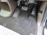 【フロントのフロアマット】前席は純正フロアマット付きです。大きな汚れもなく、使用感も少なめで綺麗な状態です。