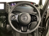 ハンドルにHondaセンシング系のクルーズコントロールやレーンキープアシストなどのスイッチと、オーディオの操作スイッチが装備されています。ハンドルから手を離さず安全に操作できます。