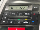 【オートエアコン】一度お好みの温度に設定すれば、車内の温度を検知し風量や温度を自動で調整。暑い&hellip;寒い&hellip;と何度もスイッチ操作をする必要はありません。快適な車内空間には必須の機能ですね♪