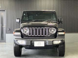 Jeep伝統のセブンスロットルグリルを引継現在風にアレンジされております。