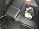 トランク右側にパンク修理キットが収納されています。