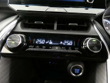 左右独立温度コントロールフルオートエアコンです。運転席、助手席それぞれで独立して温度設定ができます。冷え性の方が乗っても安心ですね♪