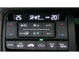 オートエアコンは左右席で独立温度コントロールが可能です。シートヒーター付きで、冷えた車内でもスイッチを押せば数秒で座面と背もたれがあたたかくなります。