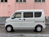 純正ホイールカバーで全体的にデザインがまとまっています。車も人も、オシャレはまずは足元からですね。