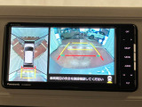 【パノラマモニター】 上から見下ろしたような映像が、運転の不安を軽くします。