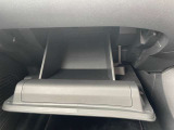 車検証などが収納できるグローブボックスも完備!
