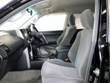 シックな色使いの運転席周りですね。すっきりとしたデザインで上品な色使いです。居心地の良い運転席、長く座ってられるリラックスできるデザインがいいですね。
