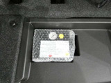 スペアタイヤレス車です。応急セットを搭載しております。