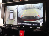パノラミックビューモニター付きです。車両を上から見たような映像をディスプレイオーディオ画面に表示。運転席からの目視だけでは見にくい、車両周辺の状況をリアルタイムでしっかり確認できます。