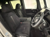 シートの高さ調整機能(シートリフター)がついています。運転席と助手席の間が空いている為、助手席側への移動がスムーズです。交通量の多い道でも助手席側から乗り降りができます。
